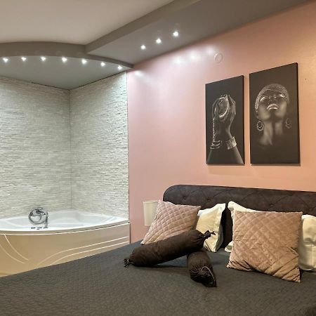 Room Jacuzzi “Athena” スボティツァ エクステリア 写真